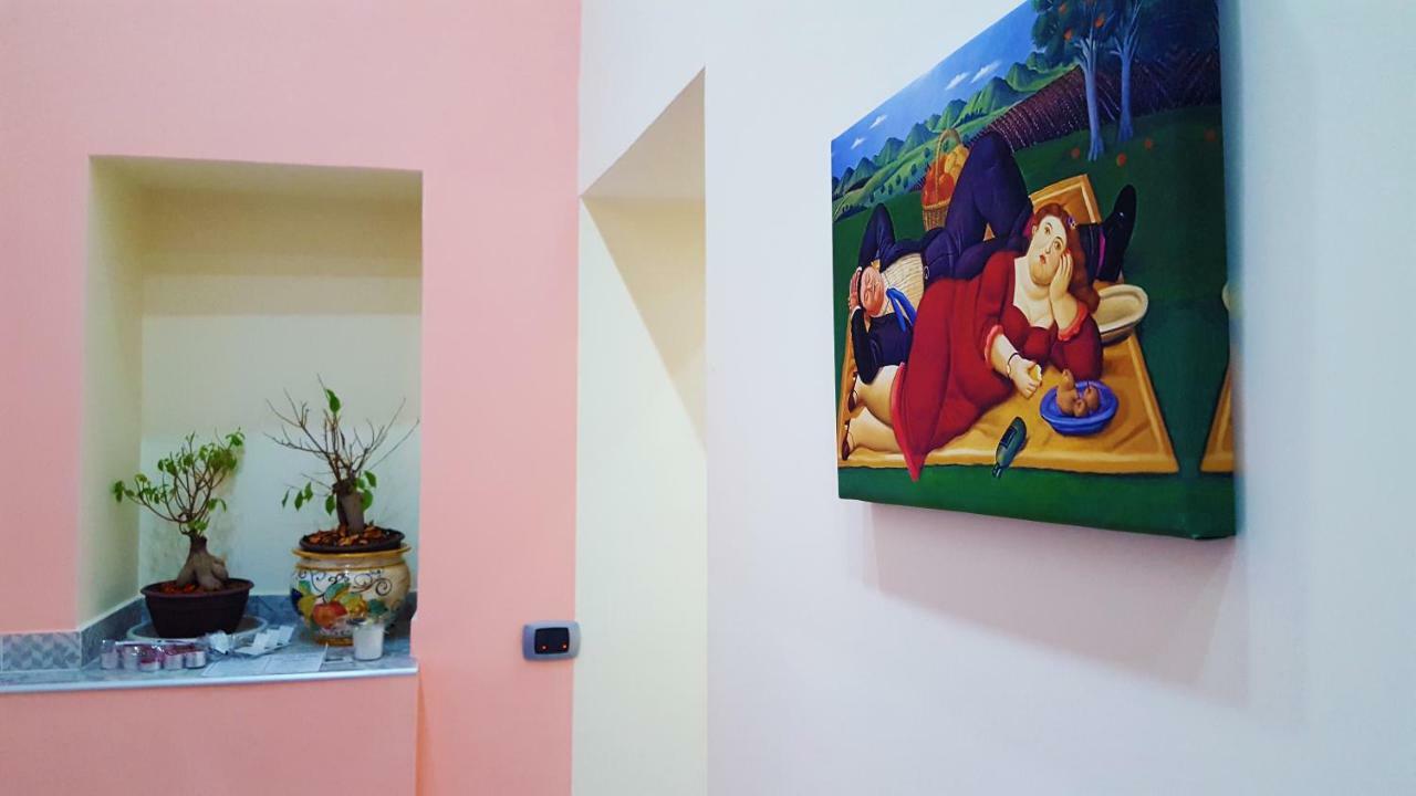 Holiday Naples Art Rooms ภายนอก รูปภาพ