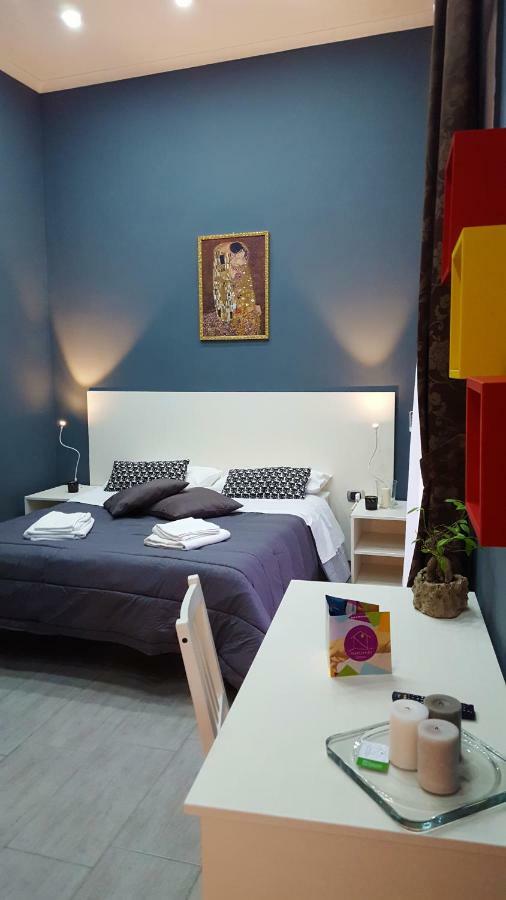 Holiday Naples Art Rooms ภายนอก รูปภาพ